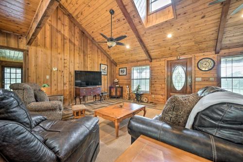 Pet-Friendly Broken Bow Gem with Deck and Grill! – Photos 4