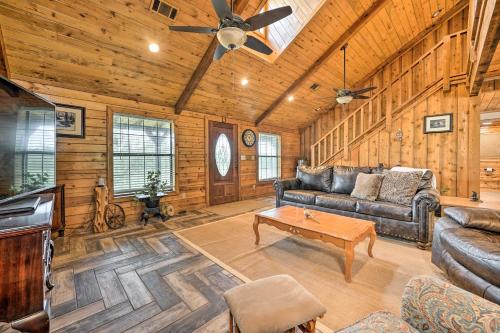 Pet-Friendly Broken Bow Gem with Deck and Grill! – Photos 5