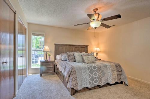 Un dormitorio con una cama y un ventilador de techo. en Patio and Grill Lake of the Ozarks Escape!, en Roach