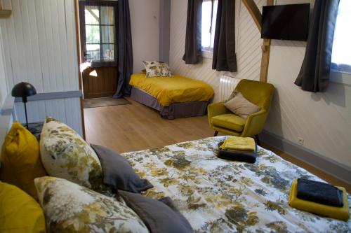 Säng eller sängar i ett rum på Gîte Aux Tuileries