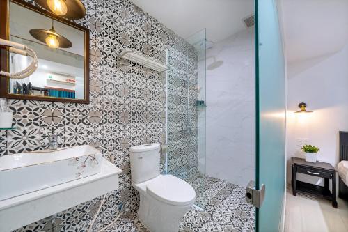 Ένα μπάνιο στο 1 Stop Dory Hotel