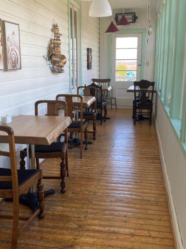 a row of tables and chairs in a restaurant at Auberge Presbytere Mont Lac-Vert in Hébertville