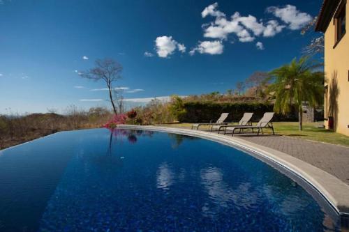 Piscina en o cerca de Playa Potrero - great Villa with spectacular Sunsets - Villa de Oro