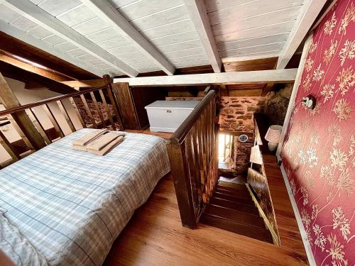 1 dormitorio pequeño con 1 cama en una habitación en Casa Folibar - Desconexión en plena naturaleza - Valle del Silencio, en Manzanedo de Valdueza