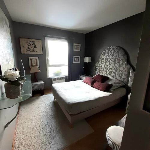 1 dormitorio con cama y ventana en Chambre et jardin en Bayonne
