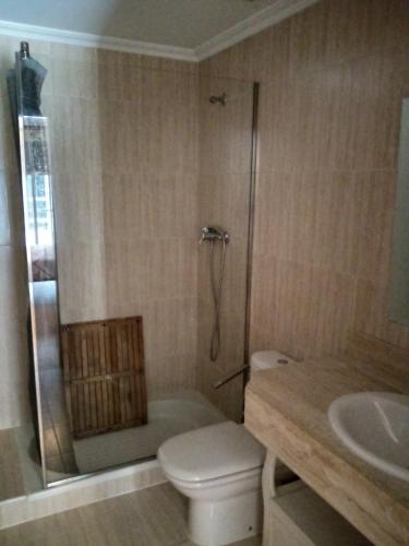 Koupelna v ubytování boiro playa barraña