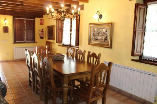 - une salle à manger avec une table et des chaises en bois dans l'établissement Vivienda vacacional La Güera - Casas de los Picos, à San Esteban