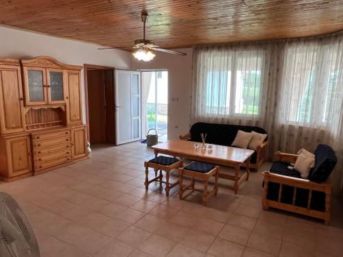 a living room with a table and a couch at Приятна къща за почивка Караколев 2 in Obrochishte