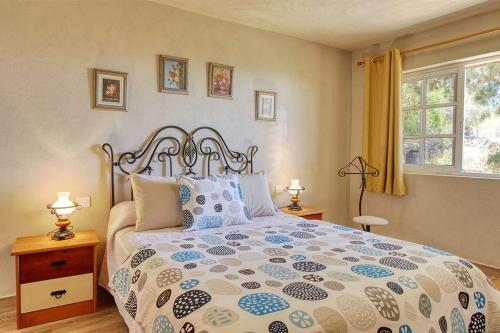 Giường trong phòng chung tại Casa Los Pinos - Sunset & WIFI