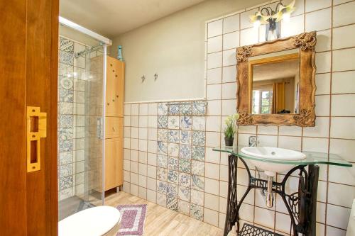 蓬塔戈爾達的住宿－Casa Los Pinos - Sunset & WIFI，一间带水槽和镜子的浴室
