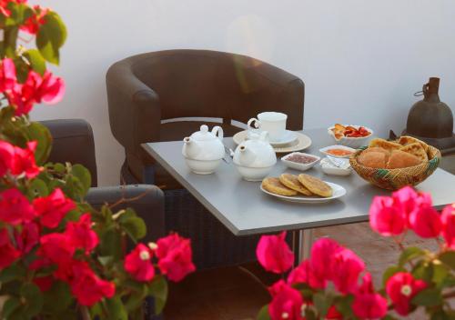 un tavolo con un servizio da tè con pane e biscotti di Riad Morocco Sky a Marrakech