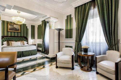 pokój hotelowy z łóżkiem i dwoma krzesłami w obiekcie Baglioni Hotel Regina - The Leading Hotels of the World w Rzymie