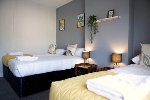 Un pat sau paturi într-o cameră la The Flintshire - North Wales - Sleeps Up To 9