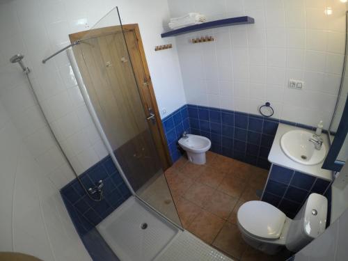 La salle de bains est pourvue d'une douche, de toilettes et d'un lavabo. dans l'établissement Apartamento en las Negras, a 1 minuto de la playa, à Las Negras
