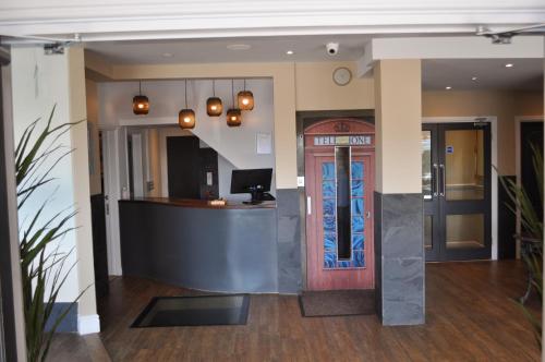 un vestíbulo con bar y puerta en Bude Hotel - An Mor, en Bude