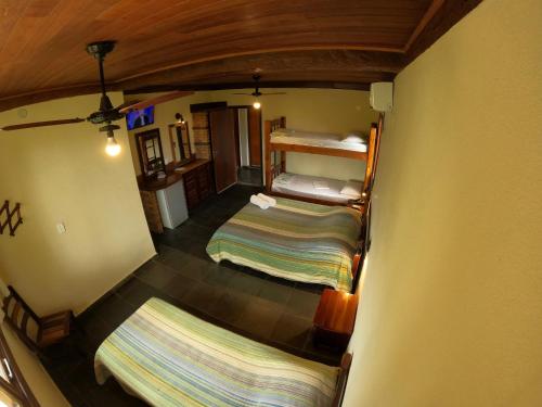 an overhead view of two bunk beds in a room at Villa'l Mare Hotel in Maresias