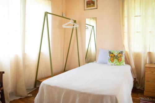 Una cama o camas en una habitación de Sinopia Inn