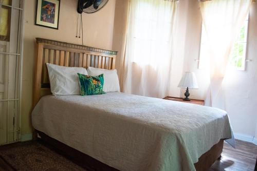 Una cama o camas en una habitación de Sinopia Inn