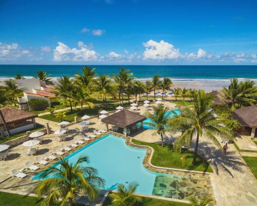 eine Luftansicht des Resorts mit Pool und Strand in der Unterkunft Hotel Village Porto De Galinhas in Porto De Galinhas