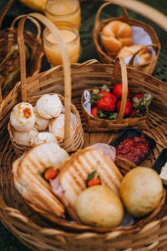 a basket filled with baskets of food and fruit at Chalé Refugio da Pedra SP in São Bento do Sapucaí
