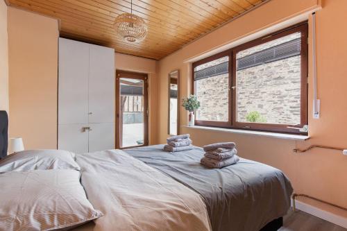 Llit o llits en una habitació de Haus Blaue Traube mit moselblick