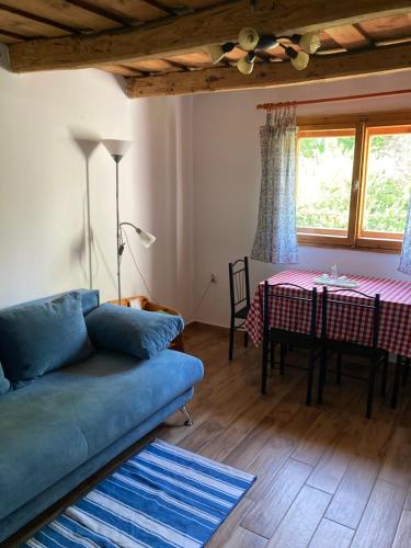 ein Wohnzimmer mit einem Sofa und einem Tisch in der Unterkunft Hétmérföldes Vendégház in Szaknyér