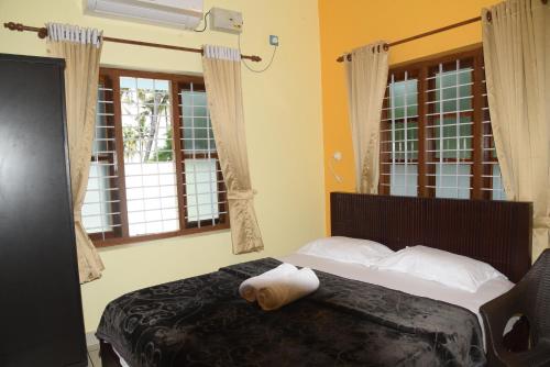 Кровать или кровати в номере Madhav Mansion Beach Resort