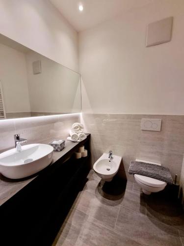 a bathroom with a sink and a toilet at Hotel Brückenwirt - Al Ponte in Montagna