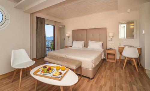 Postel nebo postele na pokoji v ubytování Karalis City Hotel