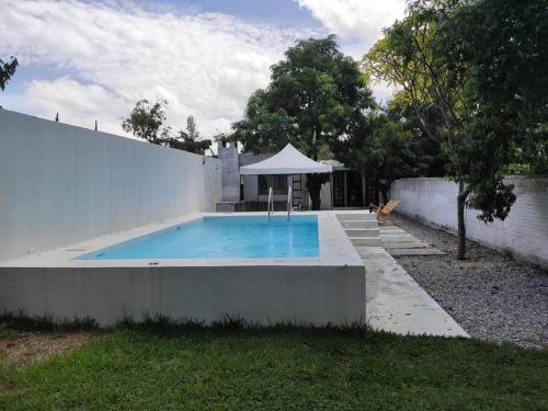 Swimming pool sa o malapit sa Casa Mango amplia con alberca y cerca de la Media Luna !!!