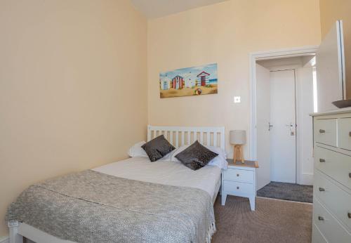 A bed or beds in a room at Margate two bedroom apartment