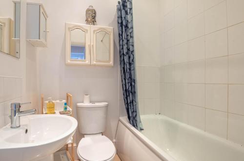 A bathroom at Margate two bedroom apartment