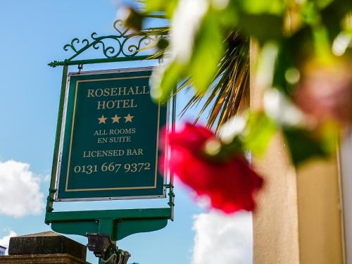 un panneau indiquant un hôtel à côté d'une fleur rouge dans l'établissement Rosehall Hotel, à Édimbourg