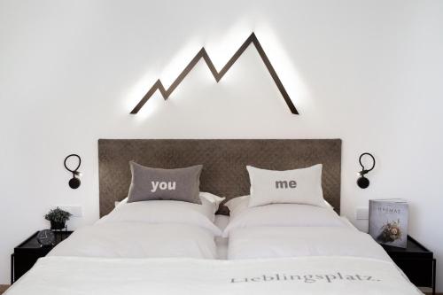 sypialnia z łóżkiem z 2 białymi poduszkami w obiekcie Starla 4 w mieście Sankt Anton am Arlberg