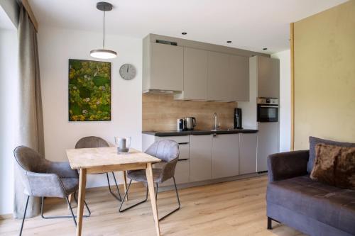 een keuken en een woonkamer met een tafel en een bank bij Starla 4 in Sankt Anton am Arlberg