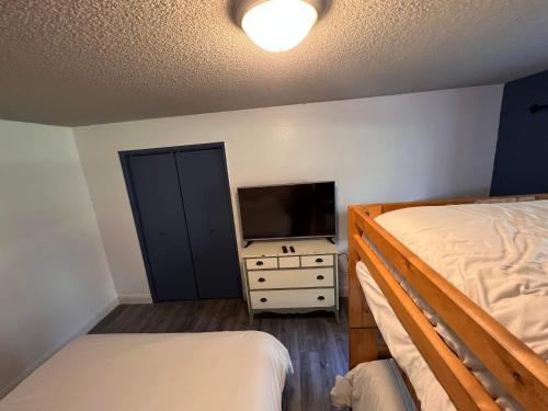 Postel nebo postele na pokoji v ubytování Rustic Girdwood Condo