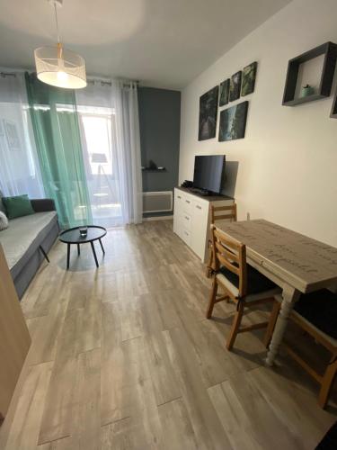 un salon avec une table et un canapé dans l'établissement Studio à deux pas des plages, à Sète
