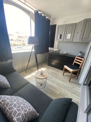 un salon avec un canapé et une table dans l'établissement Studio à deux pas des plages, à Sète