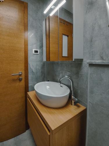 Studio apartment above promenade w terrace & parking