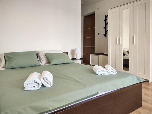 1 dormitorio con 1 cama con toallas en Studio apartment above promenade w terrace & parking, en Rabac