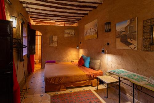1 dormitorio con 1 cama y 1 mesa en una habitación en Riad N10, en Marrakech
