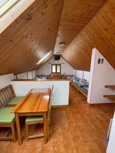 ein Zimmer mit einem Holztisch und Stühlen in einem Haus in der Unterkunft Sklípek U píchlé galusky in Strachotín