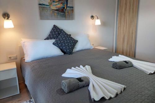 ein Schlafzimmer mit einem großen Bett mit zwei Handtüchern darauf in der Unterkunft Haus Orchidee in Seline