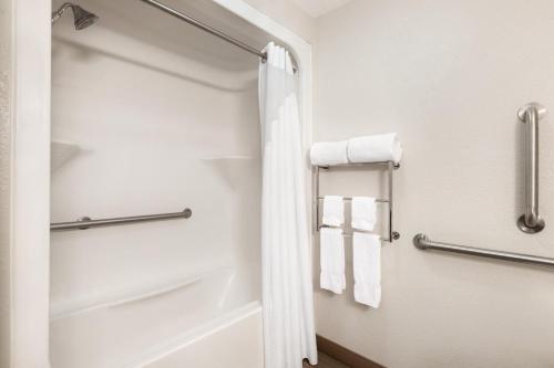 Et badeværelse på Holiday Inn Express & Suites Pembroke Pines-Sheridan St, an IHG Hotel