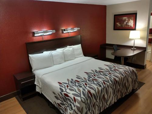 Habitación de hotel con cama y escritorio en Red Roof Inn Santa Ana, en Santa Ana