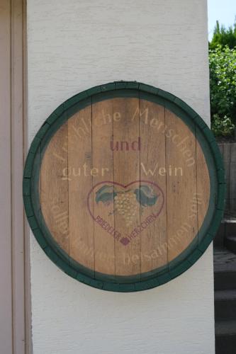 Weingut & Gästehaus Meesに飾ってある許可証、賞状、看板またはその他の書類