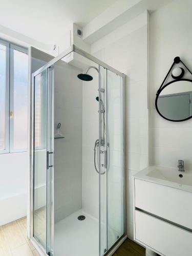 une douche en verre dans une salle de bain avec un lavabo dans l'établissement BE MY APPARTS, Appartement de charme 