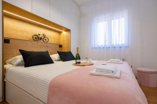 um quarto com uma cama grande e uma garrafa de vinho em Torino em Pridraga
