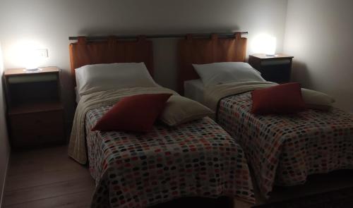um quarto com duas camas com almofadas em B&B CASETTA 42 em Volpino