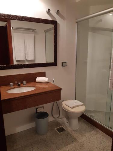 Um banheiro em Oceano Copacabana Hotel